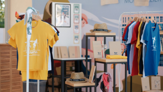 Festival-Shop Swinging Montpellier: T-Shirts, Postkarten, Poster, Gläser, Notizbücher...